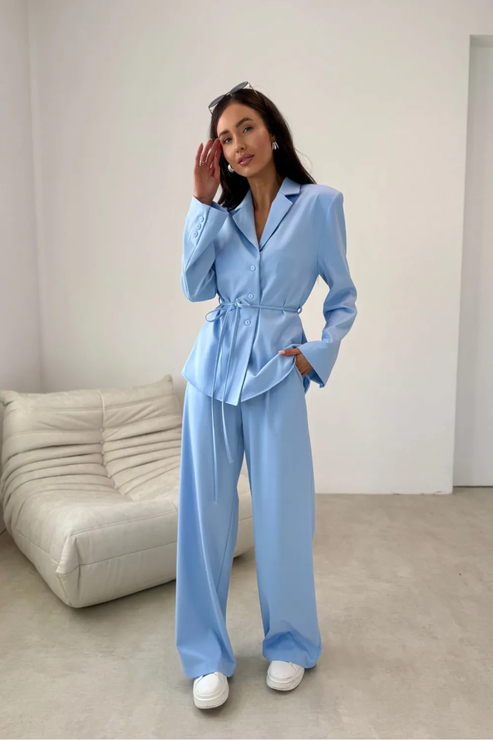 Aveline – elegancka bluzka o kroju marynarki z wiązaniem błękitna | Roco Fashion