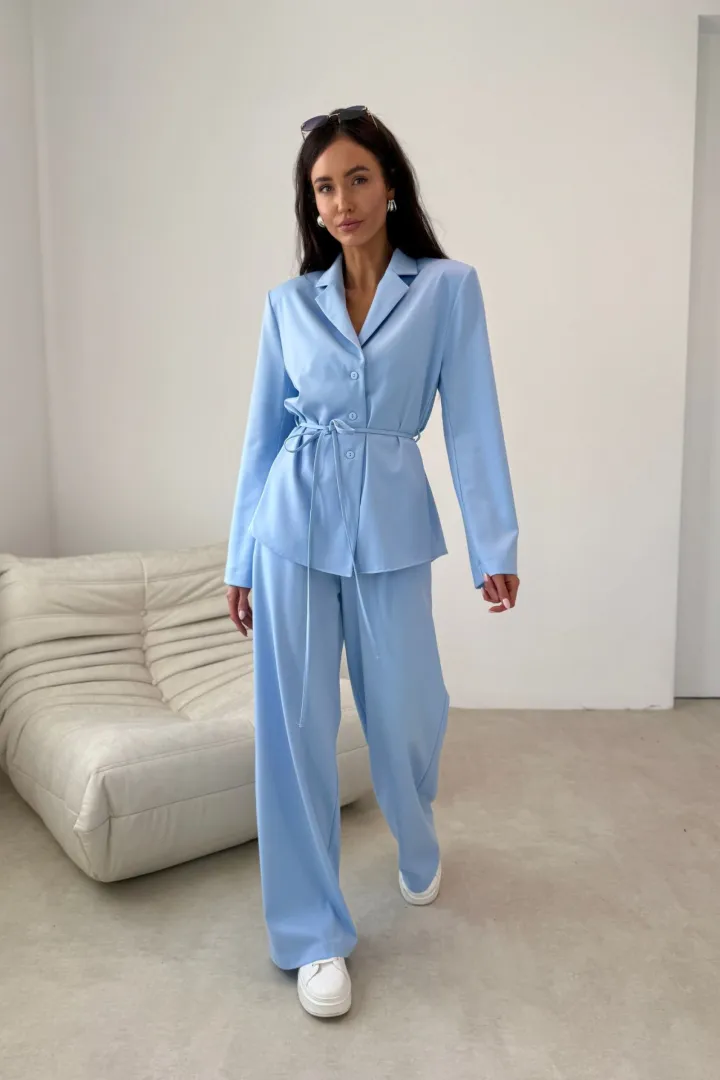 Aveline - Elegante Bluse im Blazerstil mit Taillenband in Himmelblau