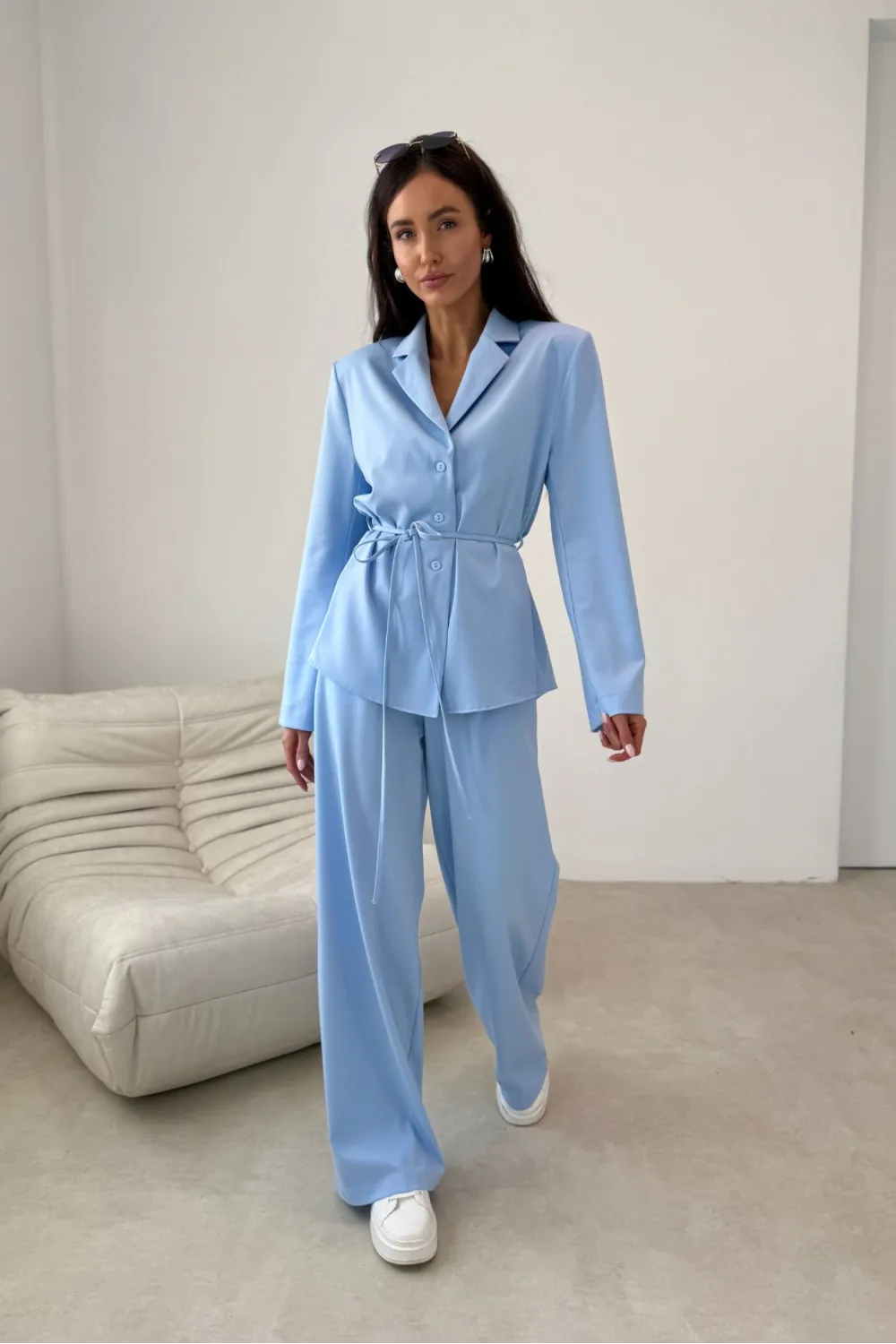 Aveline – elegancka bluzka o kroju marynarki z wiązaniem błękitna | Roco Fashion