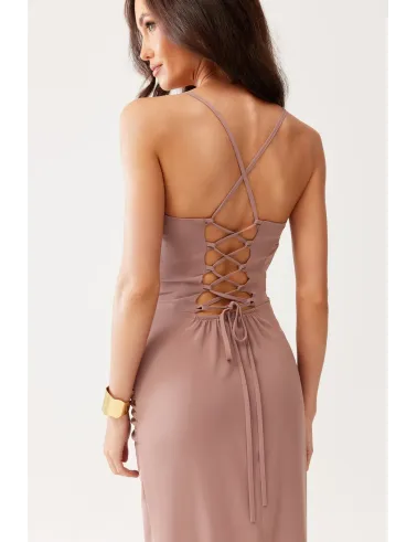 Aria – brązowa sukienka midi z wiązaniem na plecach | Roco Fashion