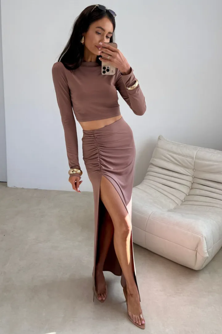 Linnea - figurbetontes Langarm-Top im minimalistischen Design in Cappuccino