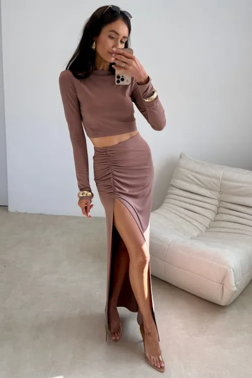 Linnea - figurbetontes Langarm-Top im minimalistischen Design in Cappuccino