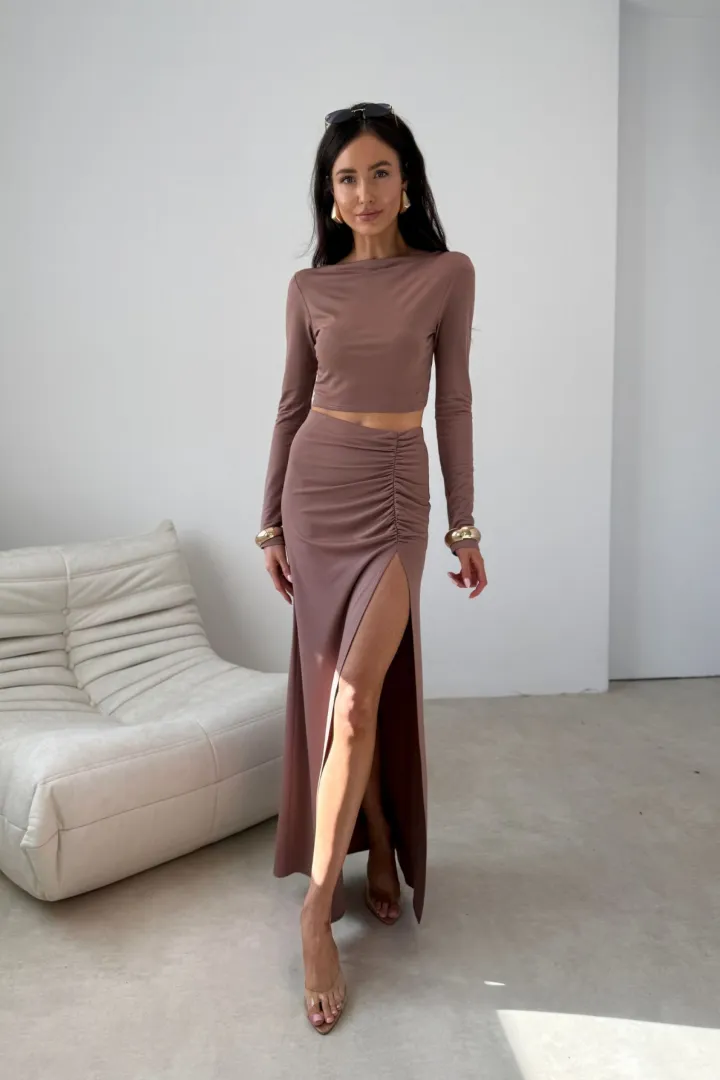 Linnea - figurbetontes Langarm-Top im minimalistischen Design in Cappuccino