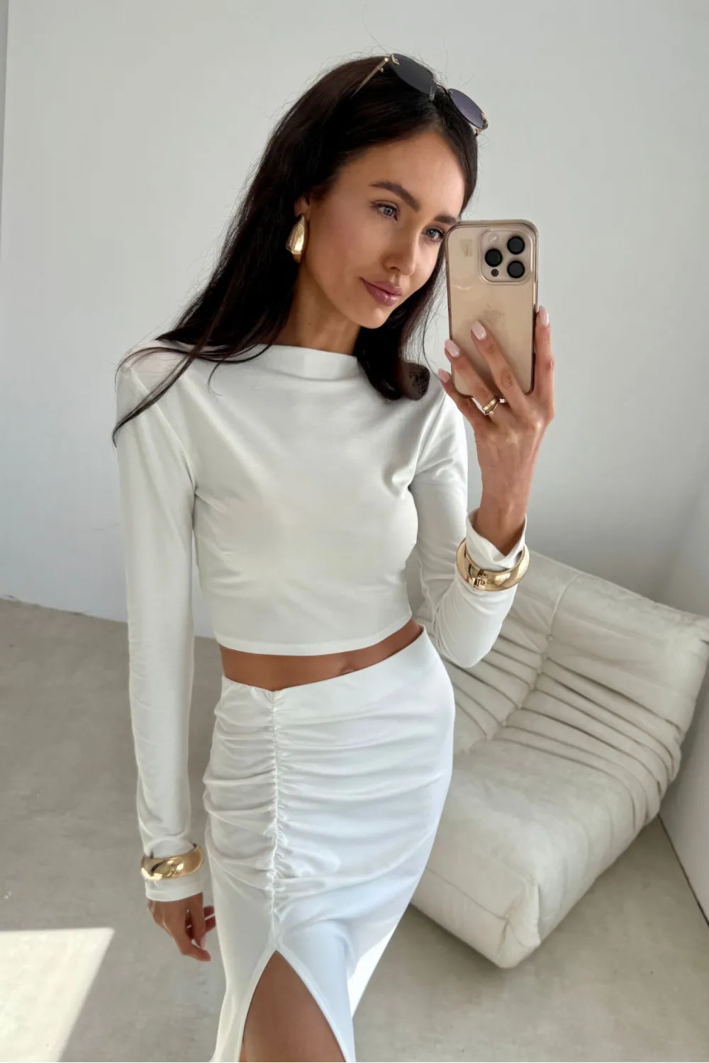 Linnea – minimalistyczna bluzka z długim rękawem ecru, dopasowany fason | Roco Fashion