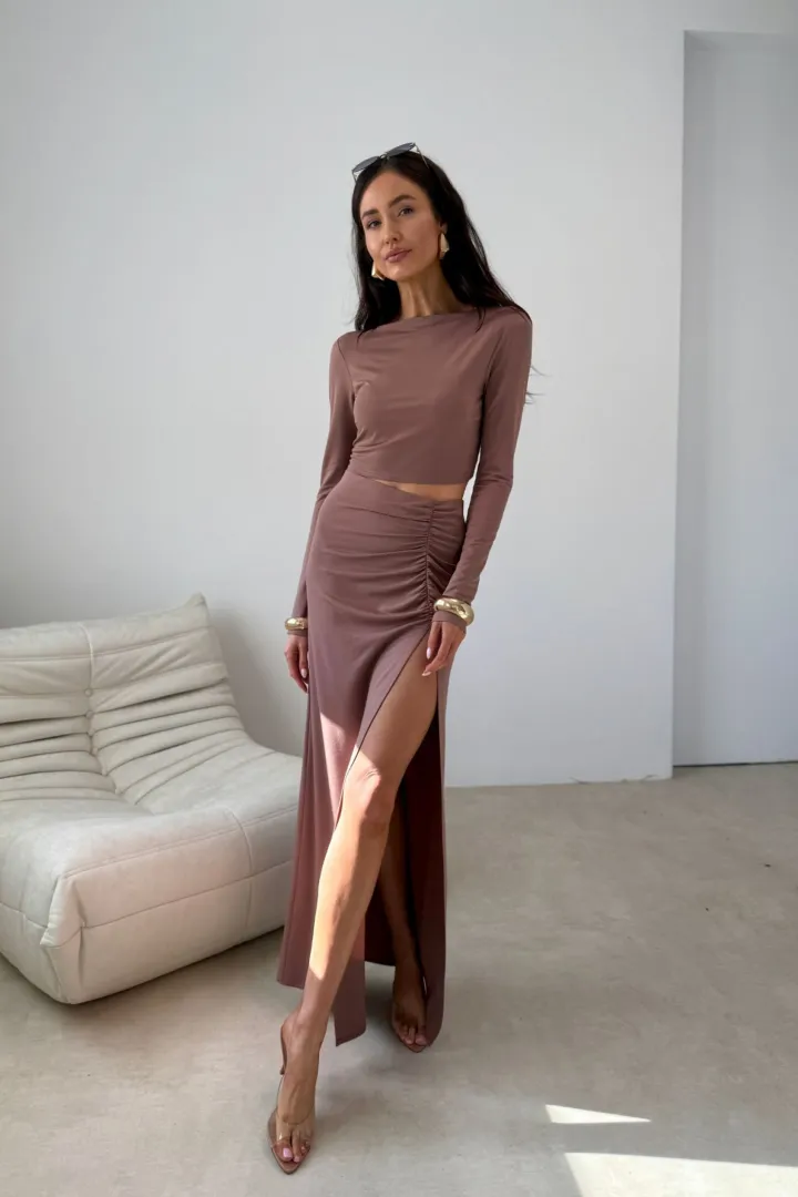 Linnea - minimalistyczna bluzka z długim rękawem i dopasowanym fasonem w kolorze cappuccino