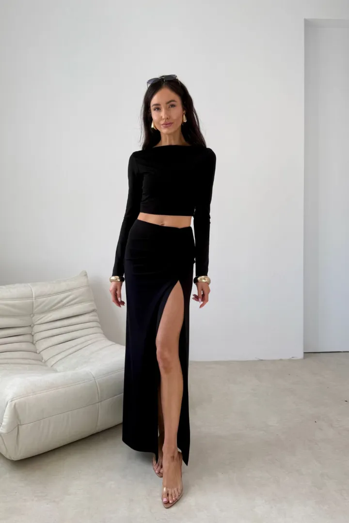 Linnea - figurbetontes Langarm-Top im minimalistischen Design in Schwarz