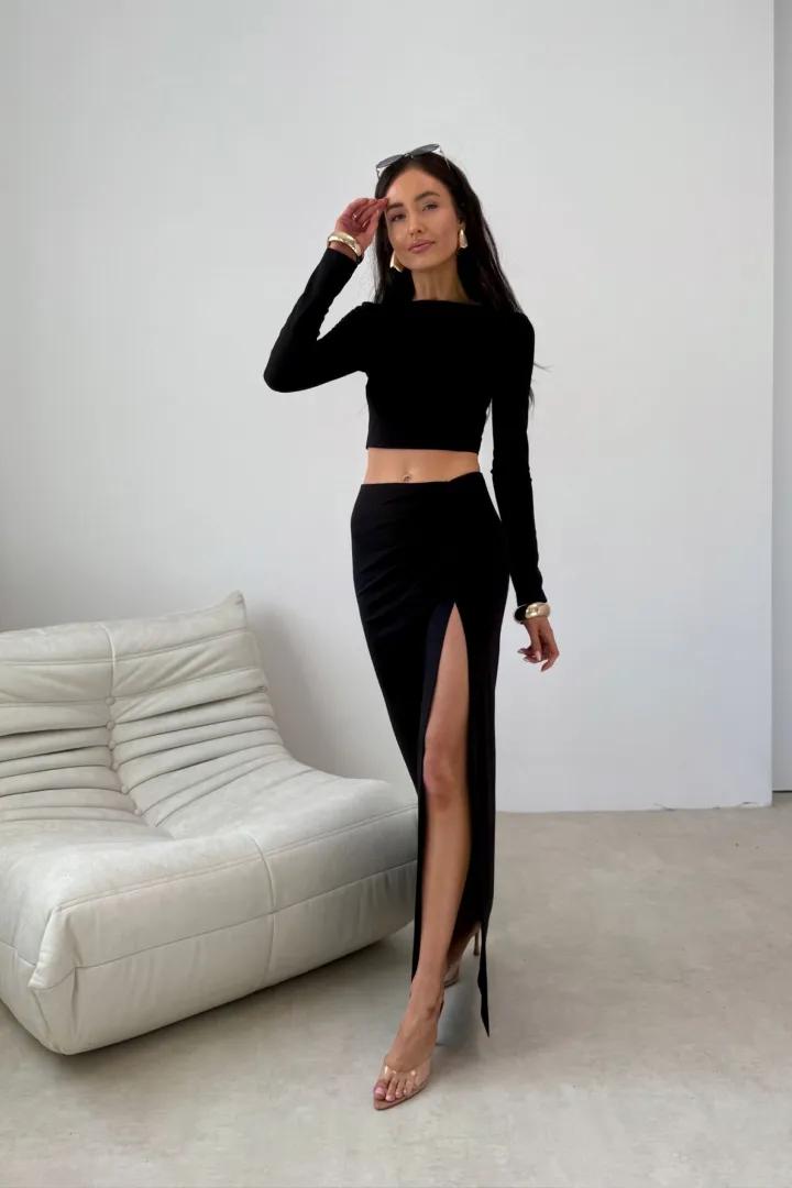 Linnea - figurbetontes Langarm-Top im minimalistischen Design in Schwarz