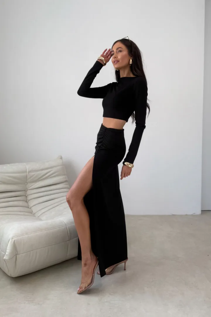 Linnea - figurbetontes Langarm-Top im minimalistischen Design in Schwarz