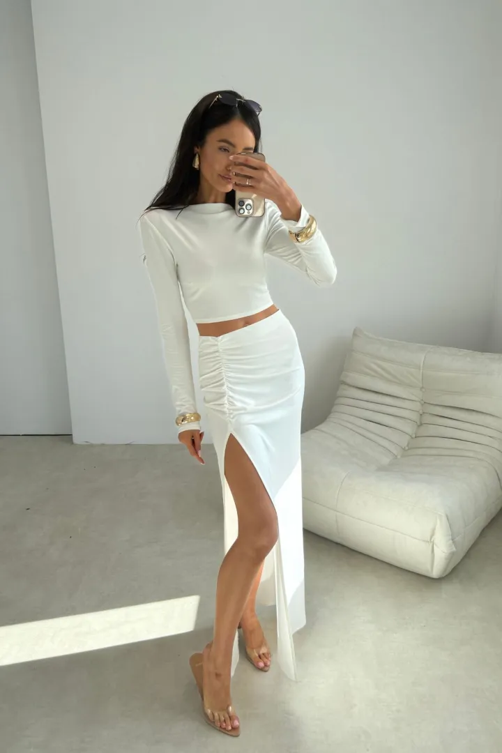 Linnea - figurbetontes Langarm-Top im minimalistischen Design in Ecru