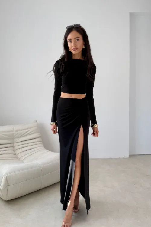 Ottilia – dopasowana długa spódnica z marszczeniem i rozcięciem czarna | Roco Fashion