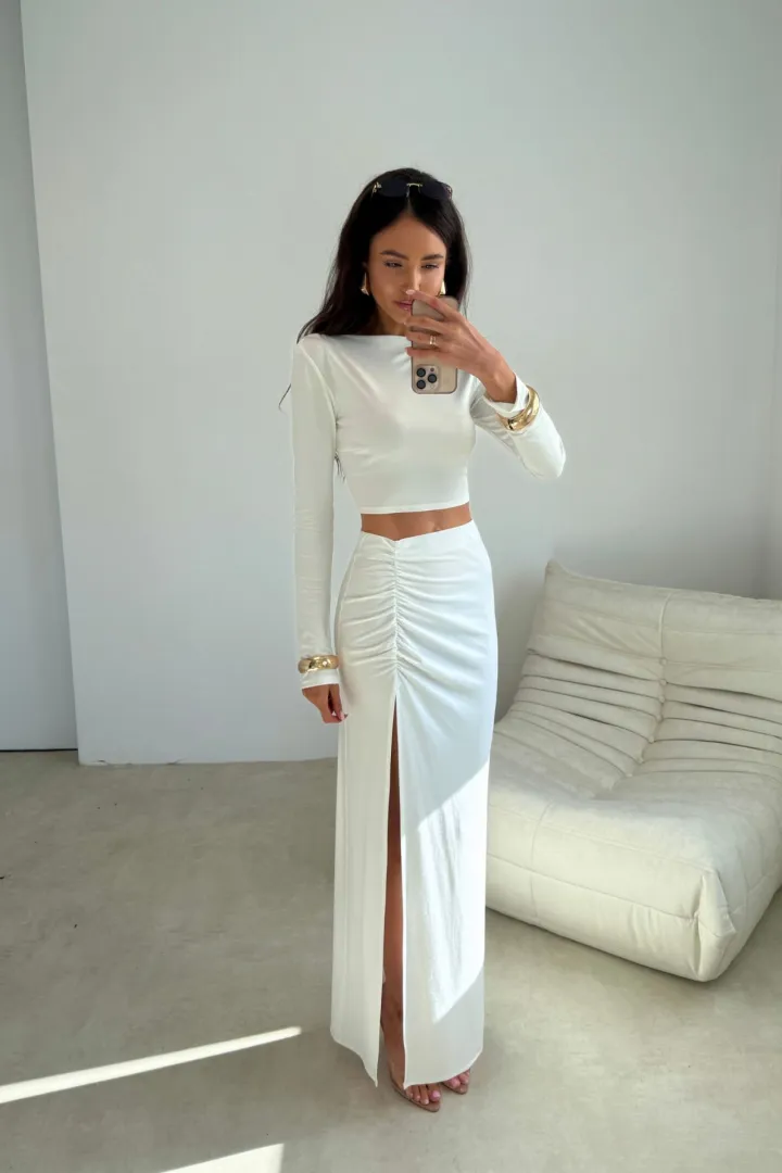 Ottilia – długa dopasowana spódnica z marszczeniem i rozcięciem ecru | Roco Fashion