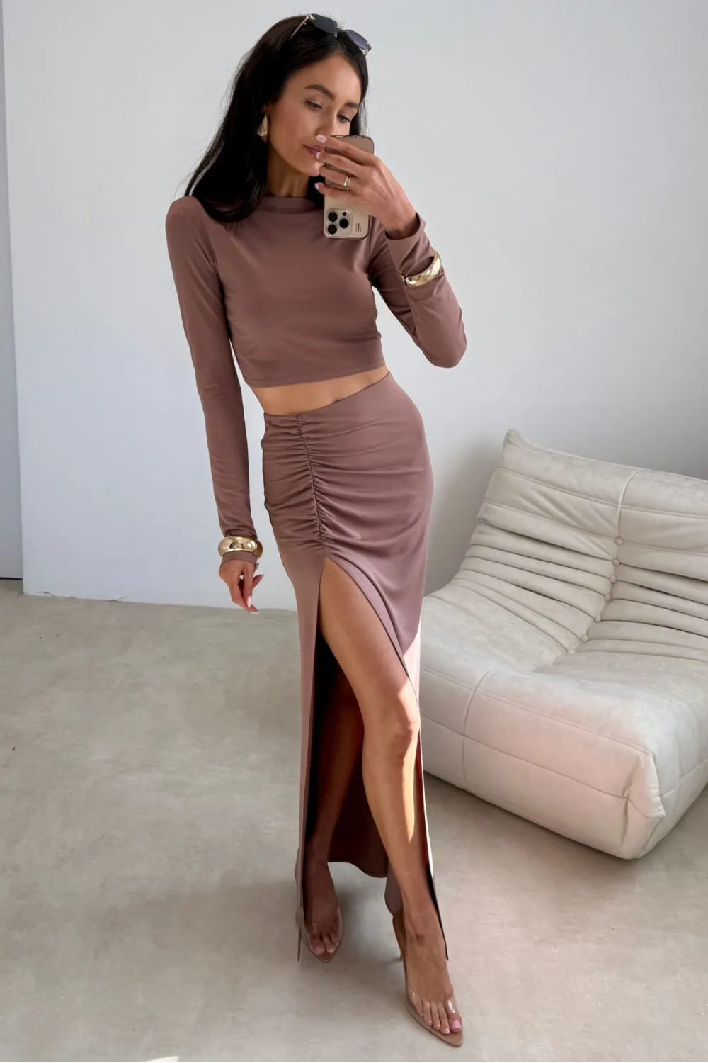 Ottilia – dopasowana długa spódnica z marszczeniem i rozcięciem cappuccino | Roco Fashion