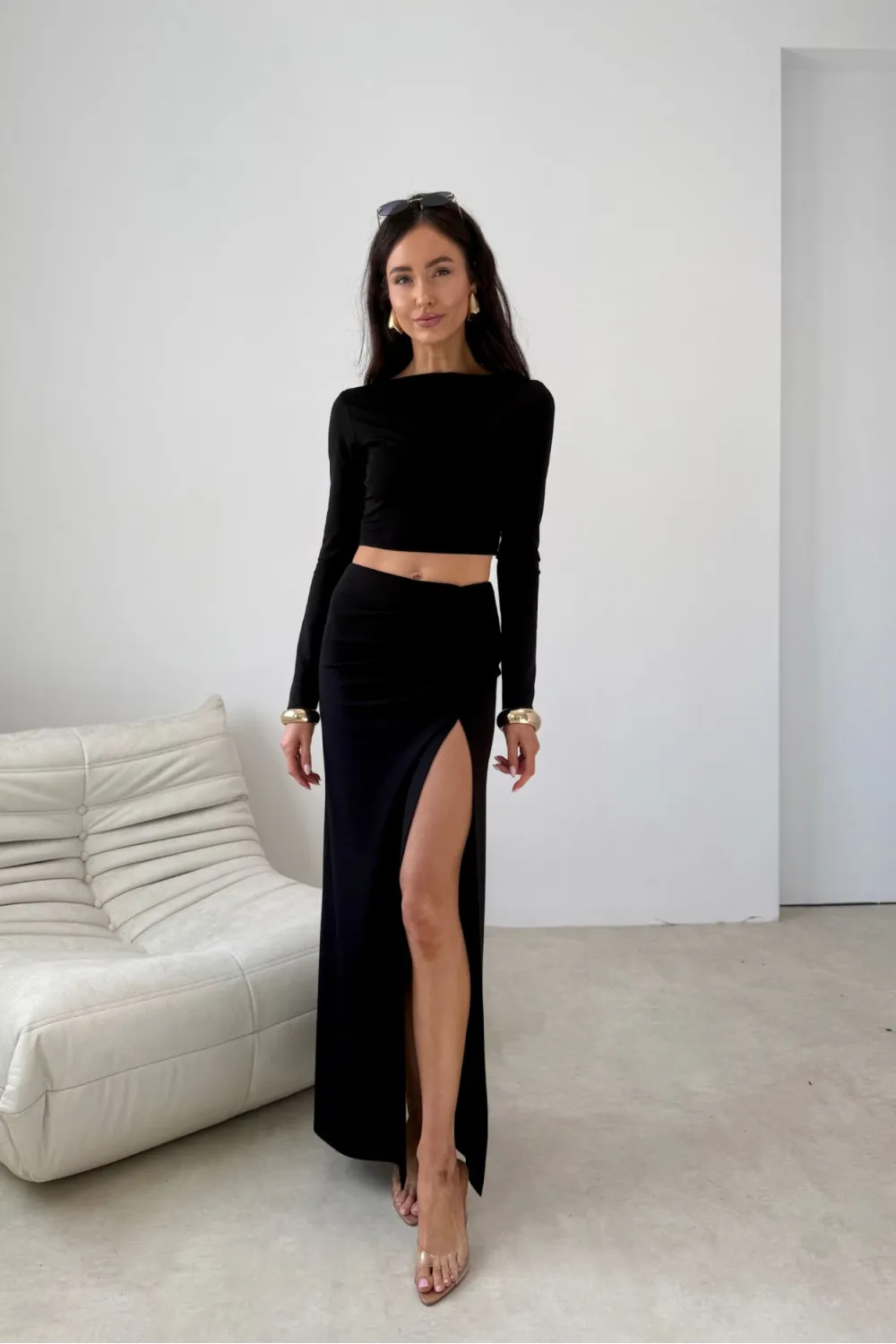 Ottilia – dopasowana długa spódnica z marszczeniem i rozcięciem czarna | Roco Fashion