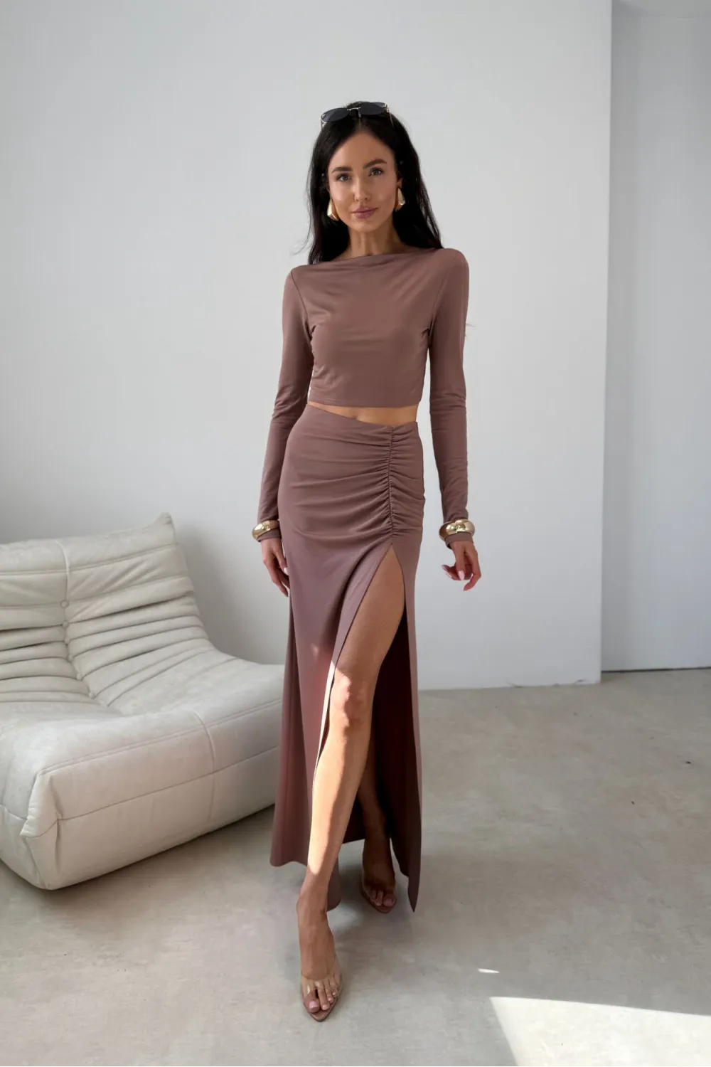 Ottilia – dopasowana długa spódnica z marszczeniem i rozcięciem cappuccino | Roco Fashion