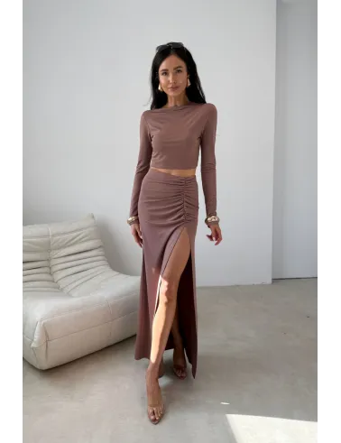 Ottilia – dopasowana długa spódnica z marszczeniem i rozcięciem cappuccino | Roco Fashion