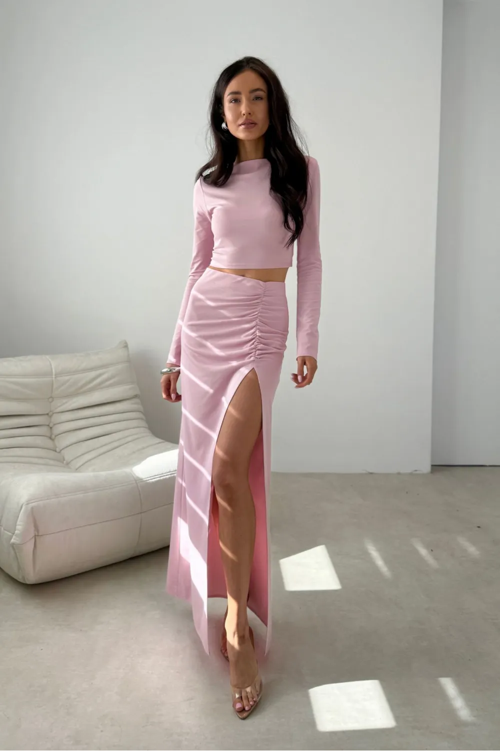 Ottilia – dopasowana długa spódnica z marszczeniem i rozcięciem w kolorze różowym | Roco Fashion