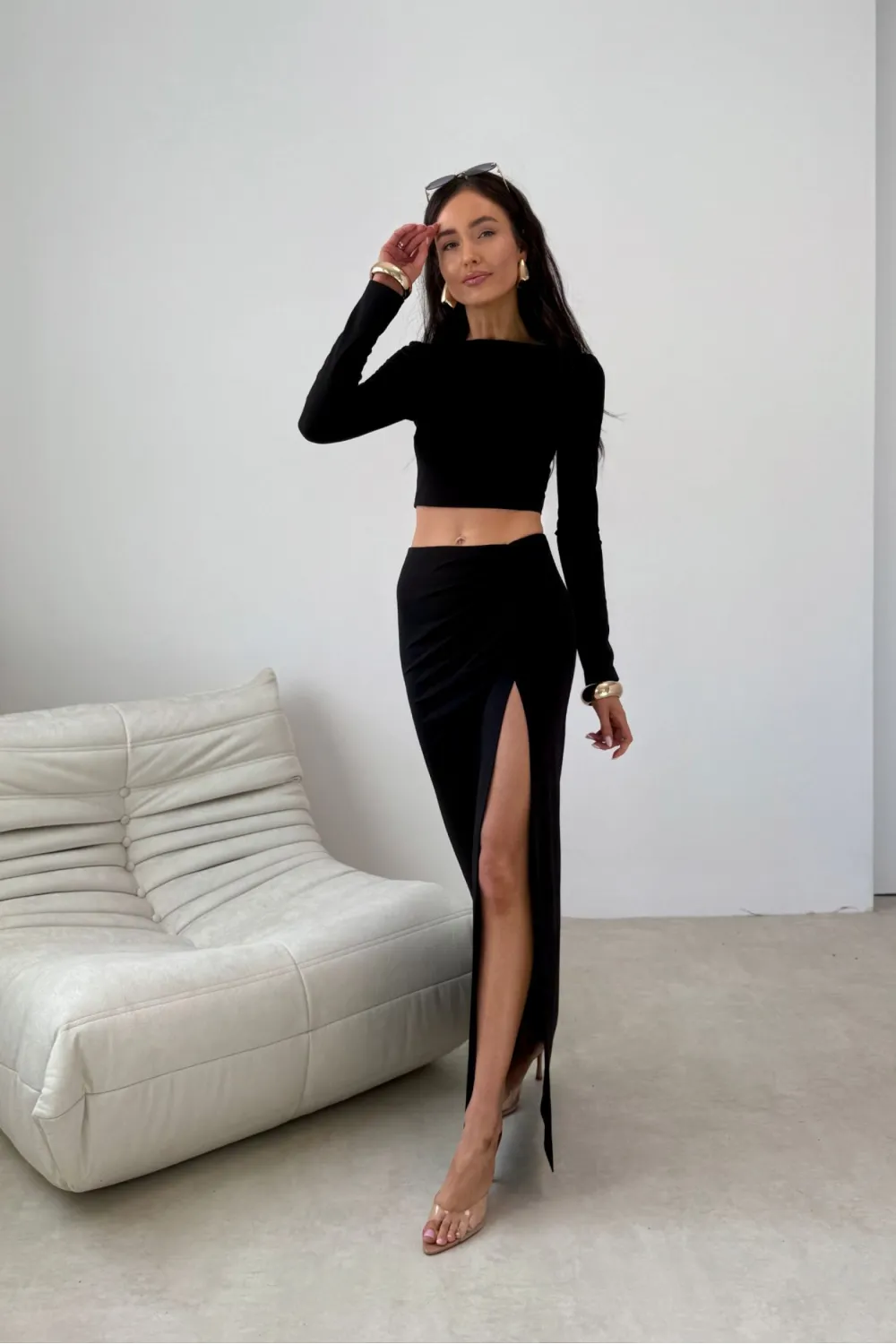 Ottilia – dopasowana długa spódnica z marszczeniem i rozcięciem czarna | Roco Fashion