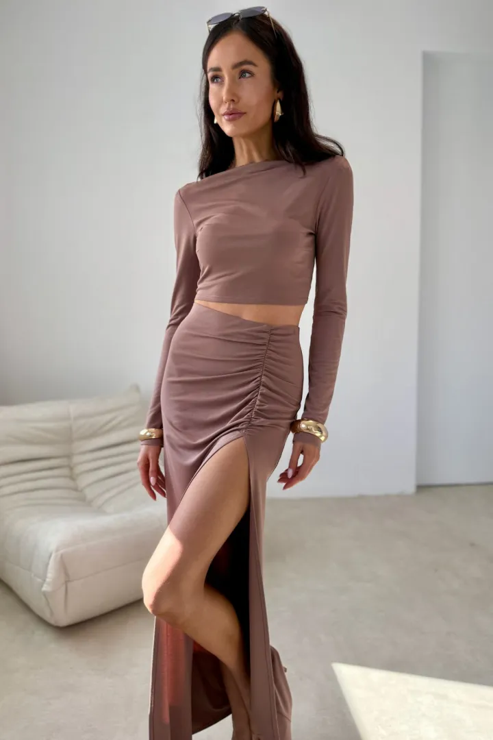 Ottilia - dopasowana długa spódnica z marszczeniem i rozcięciem w kolorze cappuccino