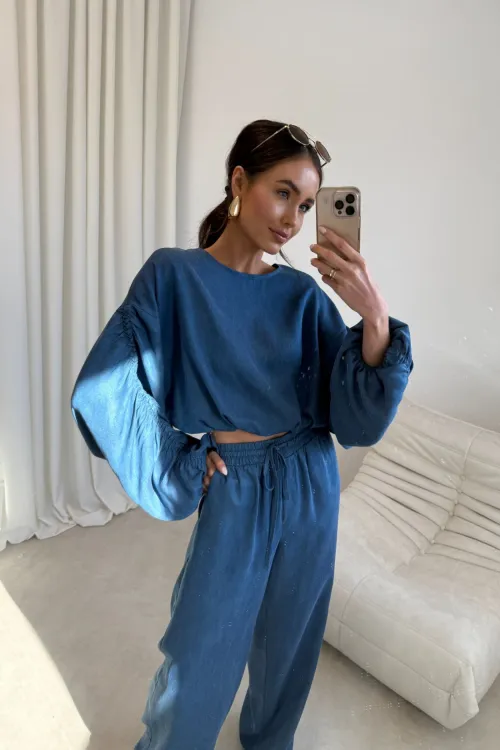 Rosalina - Cropped Bluse mit weitem Schnitt und Volumenärmeln in Blau