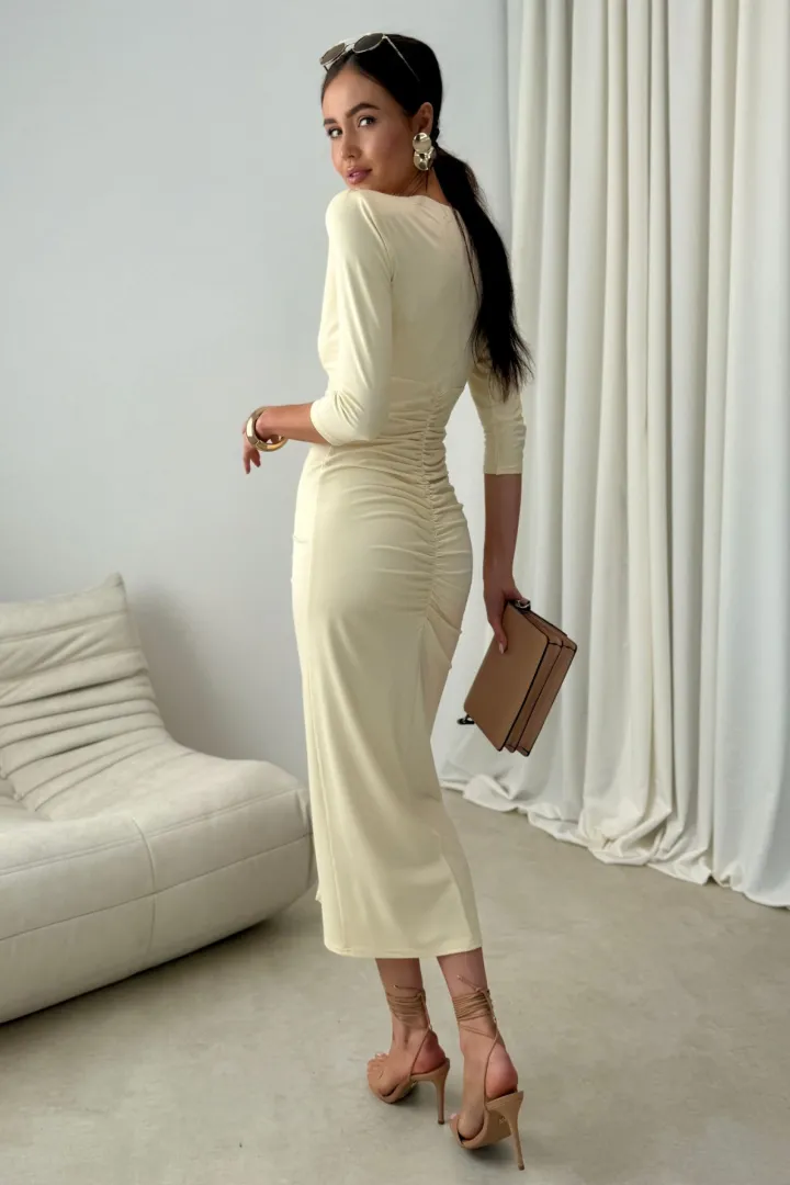 Mireya - Langes figurbetontes Kleid mit Raffungen und Beinschlitz in Gelb