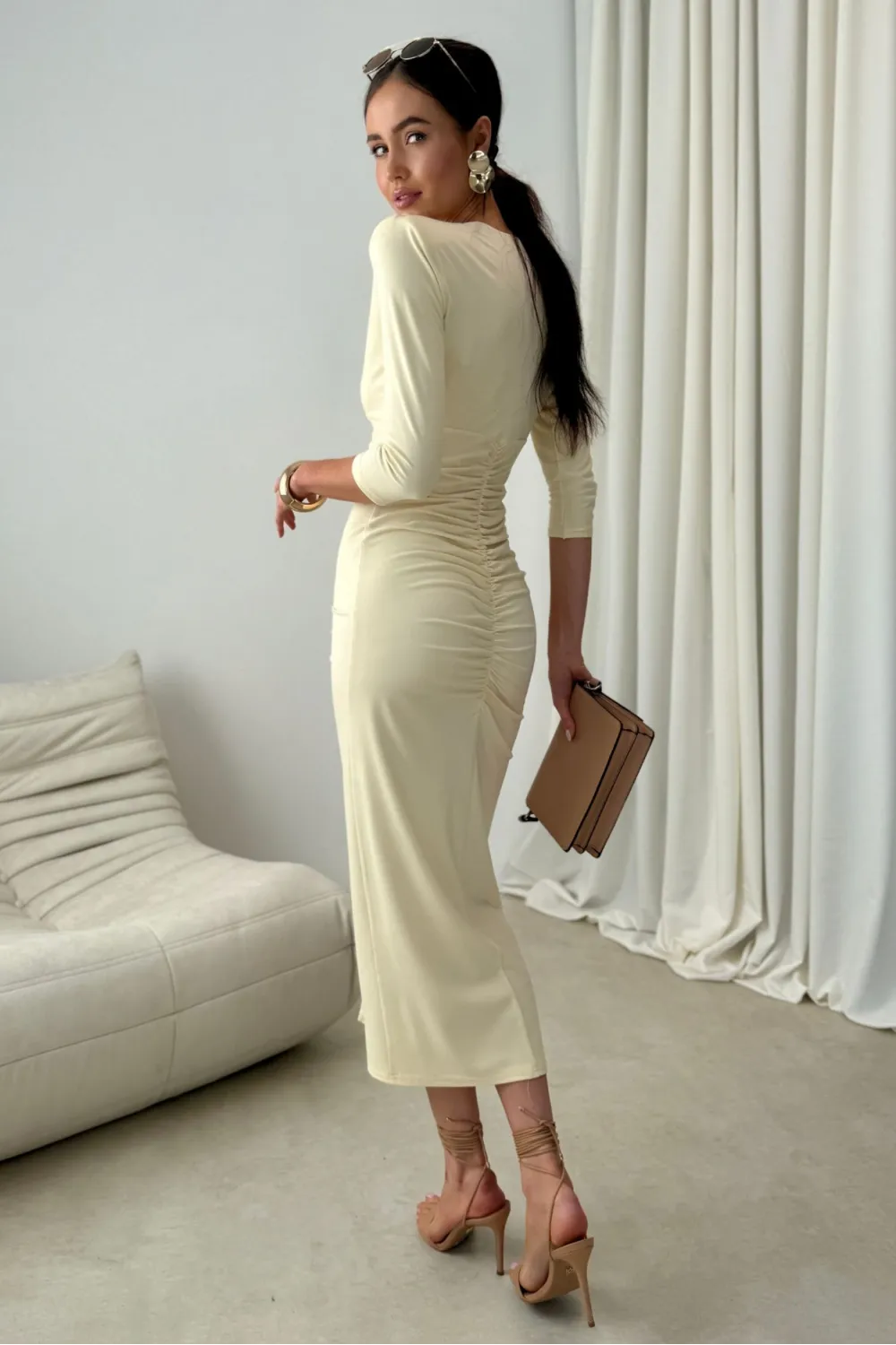 Mireya – długa dopasowana sukienka z marszczeniem i rozcięciem żółta | Roco Fashion