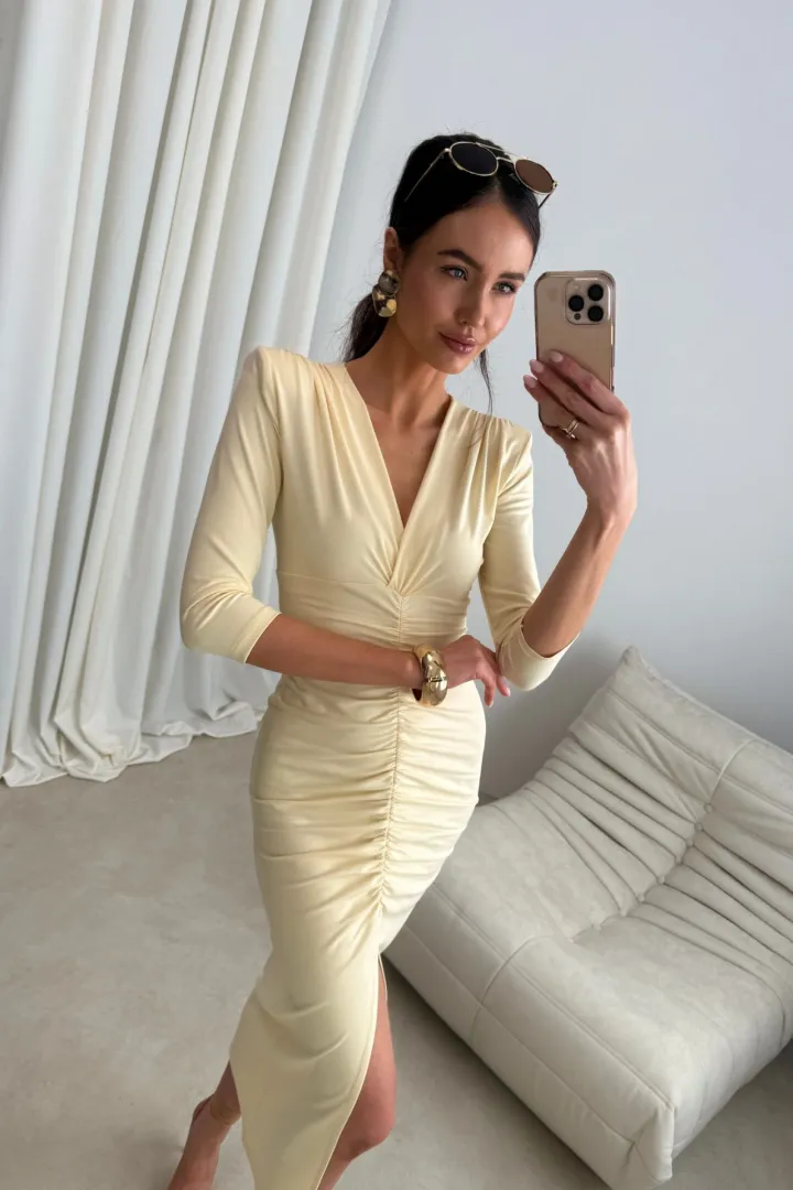 Mireya - Langes figurbetontes Kleid mit Raffungen und Beinschlitz in Gelb