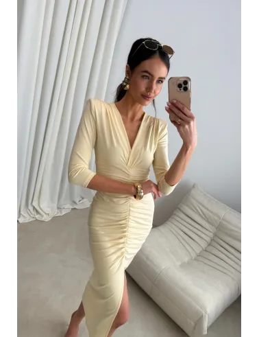 Mireya – długa dopasowana sukienka z marszczeniem i rozcięciem żółta | Roco Fashion