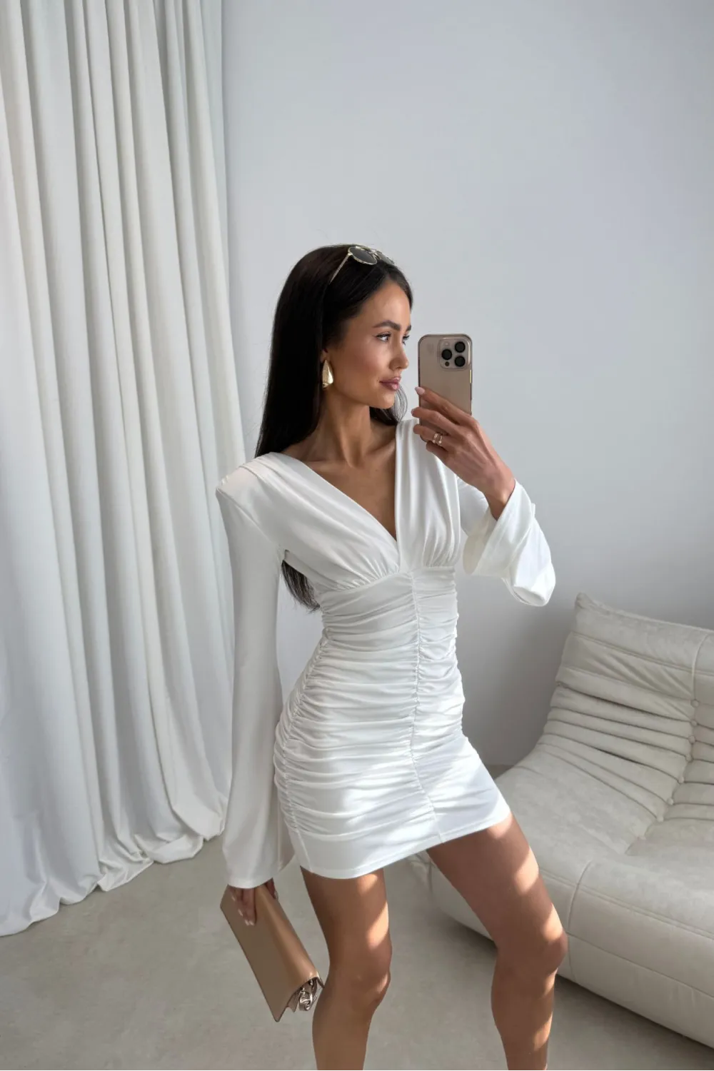 Amoura – figurbetontes Mini Kleid mit eleganter Raffung in Ecru | Roco Fashion