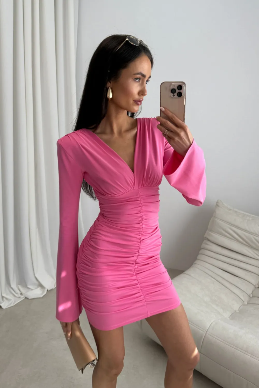 Amoura – figurbetontes Mini Kleid mit eleganter Raffung in Hell-Magenta | Roco Fashion Amoura – figurbetontes Mini Kleid mit eleganter Raffung in Hell-Magenta | Roco Fashion