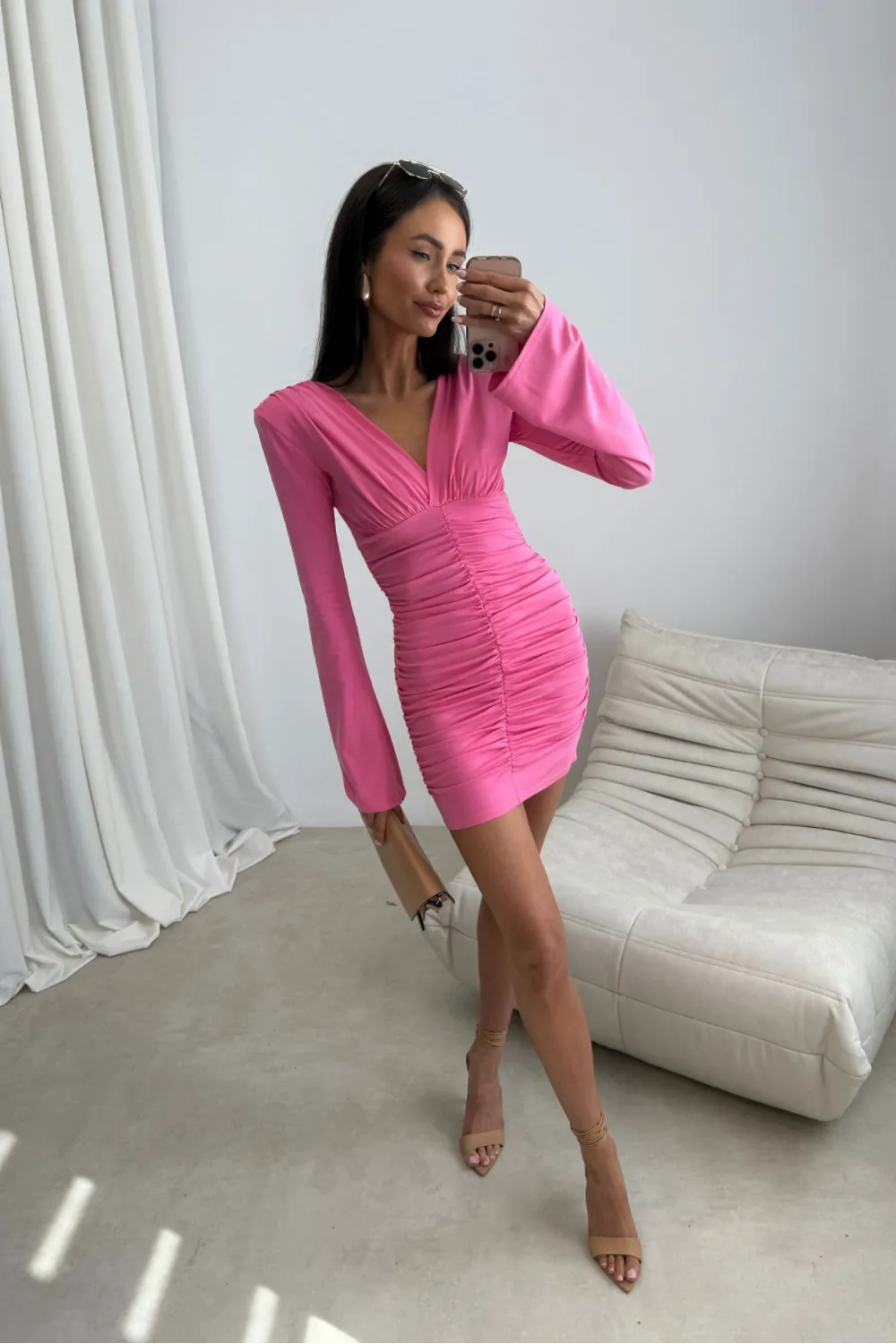 Amoura – dopasowana mini sukienka z marszczeniem jasny amarant | Roco Fashion