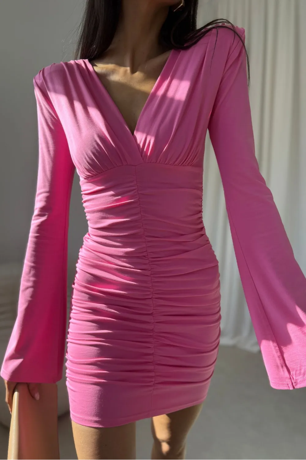 Amoura – dopasowana mini sukienka z marszczeniem jasny amarant | Roco Fashion