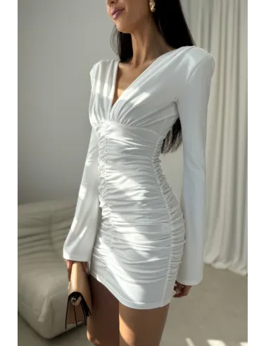 Amoura – dopasowana mini sukienka z marszczeniem ecru | Roco Fashion