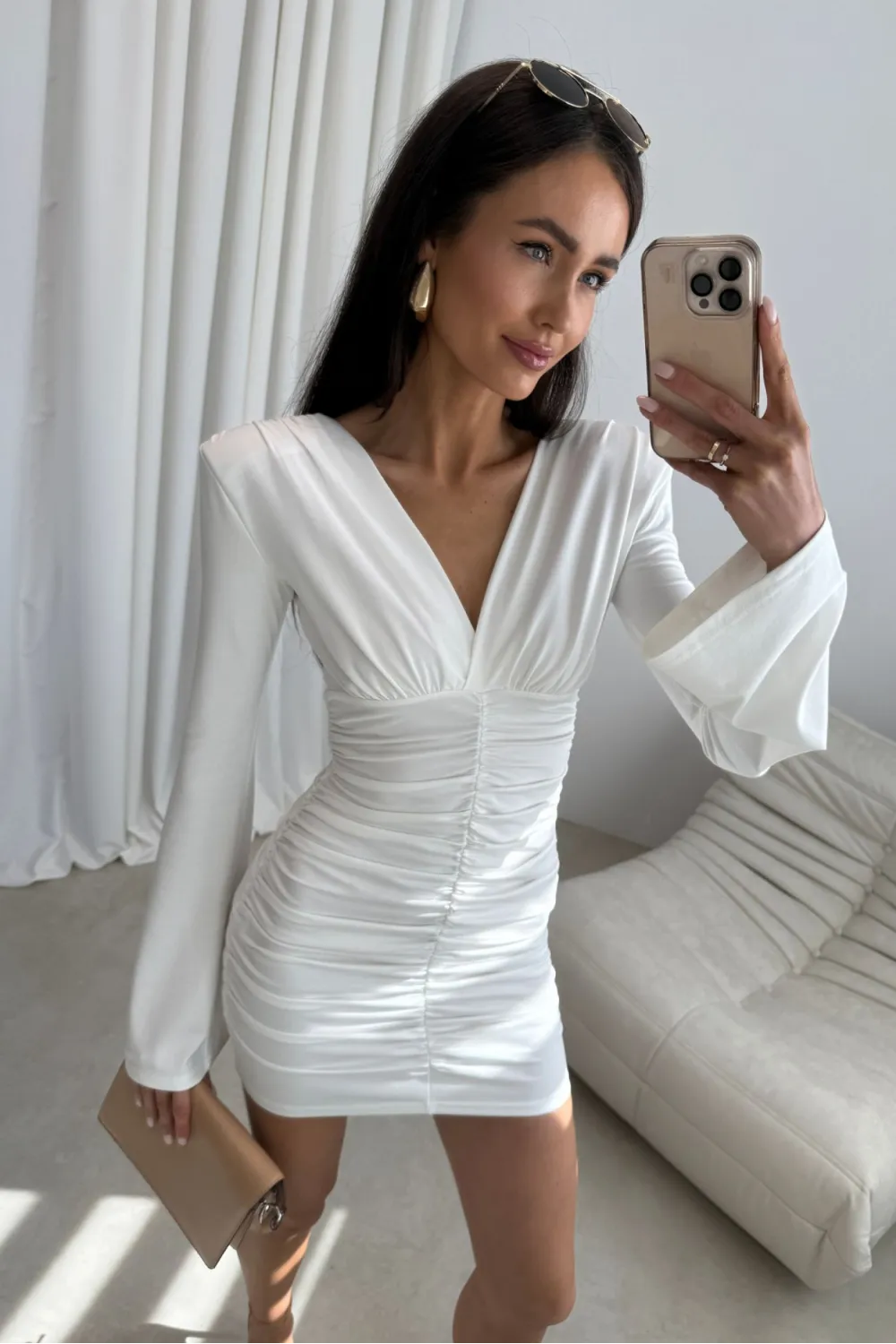 Amoura – figurbetontes Mini Kleid mit eleganter Raffung in Ecru | Roco Fashion