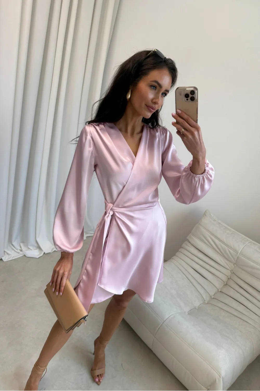 Catlin – jasnoróżowa sukienka kopertowa mini z wiązaniem i długim rękawem | Roco Fashion