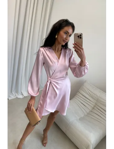 Catlin – jasnoróżowa sukienka kopertowa mini z wiązaniem i długim rękawem | Roco Fashion