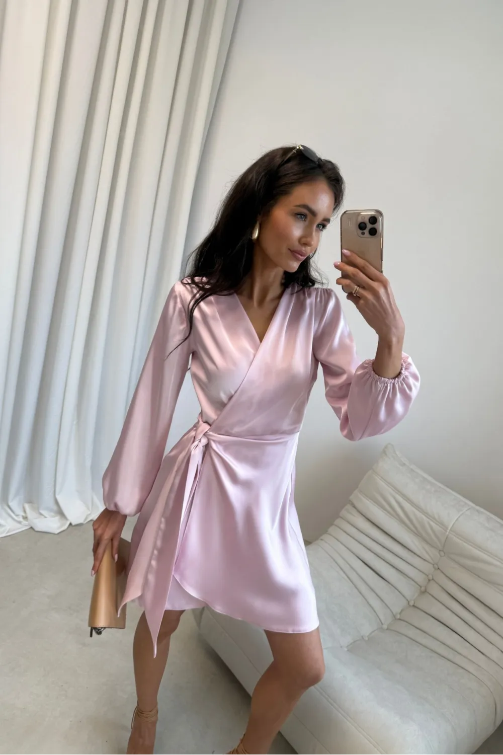 Catlin – jasnoróżowa sukienka kopertowa mini z wiązaniem i długim rękawem | Roco Fashion