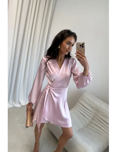 Catlin – jasnoróżowa sukienka kopertowa mini z wiązaniem i długim rękawem | Roco Fashion