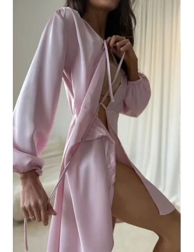 Catlin – jasnoróżowa sukienka kopertowa mini z wiązaniem i długim rękawem | Roco Fashion