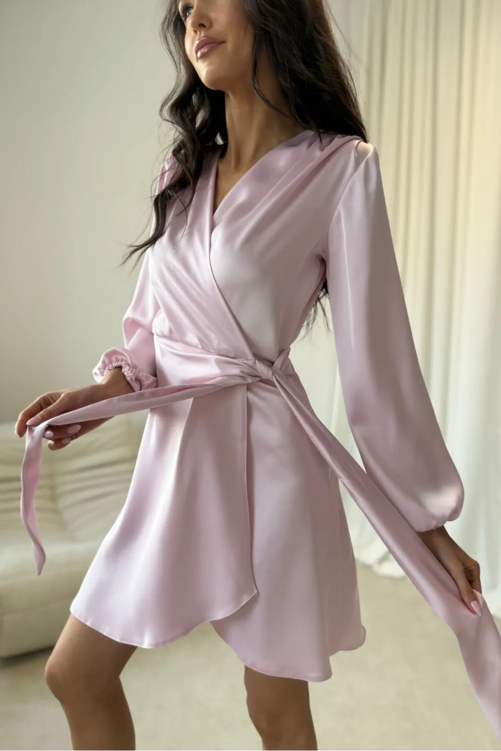 Catlin – Elegantes Mini Wickelkleid in Hellpink mit Taillenband & langen Ärmeln | Roco Fashion