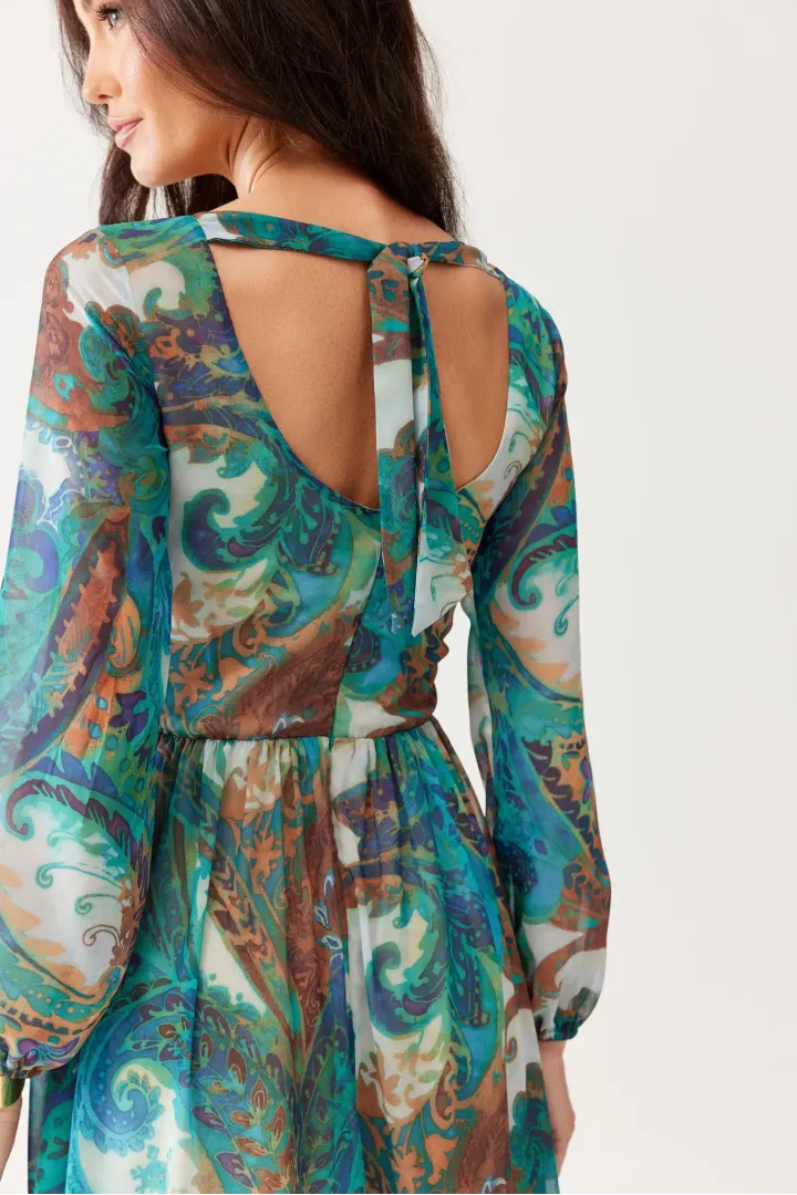 Alessia – sukienka maxi z szyfonu we wzorze paisley i wycięciem na plecach