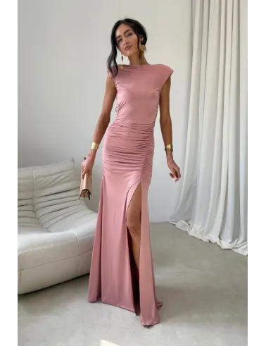 Aurelia – długa różowa sukienka z marszczeniem, odkrytymi plecami i rozcięciem | Roco Fashion