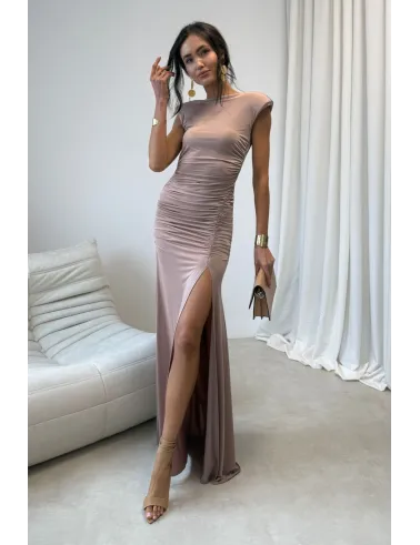 Aurelia – Elegantes Maxikleid mit Raffungen, tiefem Rückenausschnitt und Beinschlitz in Mocca | Roco Fashion