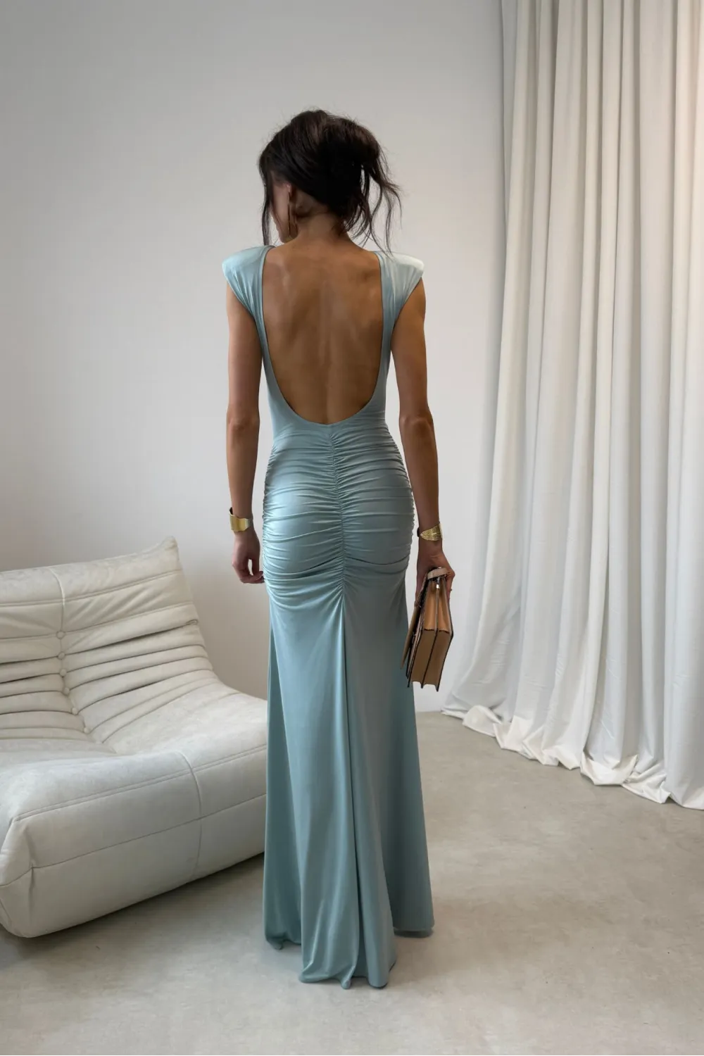 Aurelia – długa sukienka z marszczeniem, odkrytymi plecami i rozcięciem miętowa | Roco Fashion