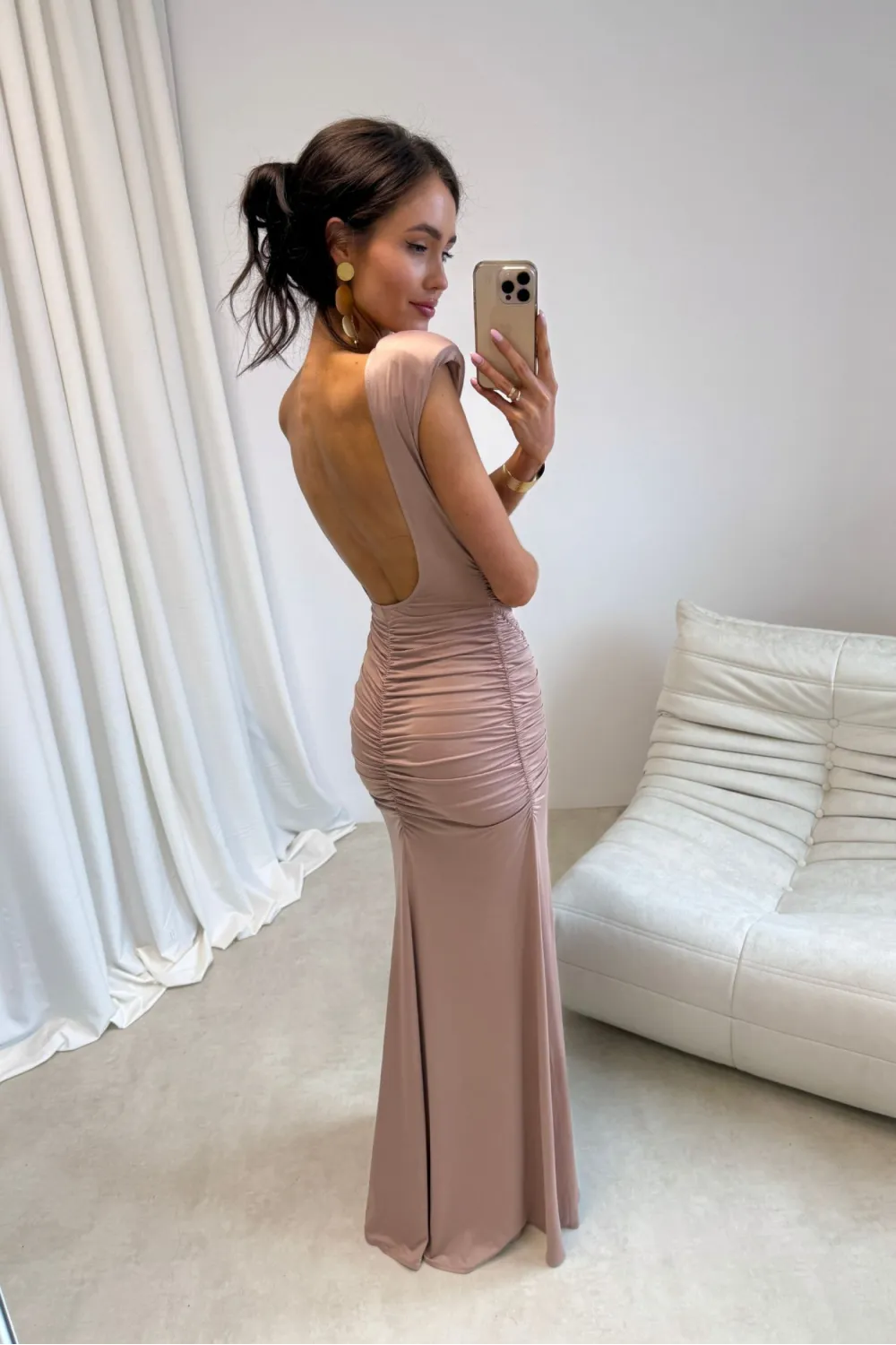 Aurelia – Elegantes Maxikleid mit Raffungen, tiefem Rückenausschnitt und Beinschlitz in Mocca | Roco Fashion