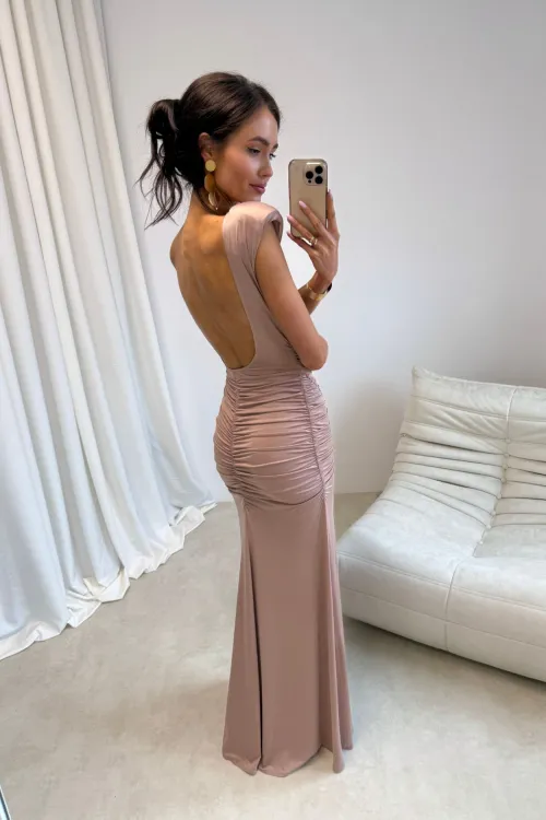 Aurelia - Elegantes Maxikleid mit Raffungen, tiefem Rückenausschnitt und Beinschlitz in Mocca