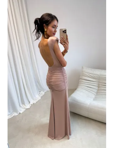 Aurelia – Elegantes Maxikleid mit Raffungen, tiefem Rückenausschnitt und Beinschlitz in Mocca | Roco Fashion