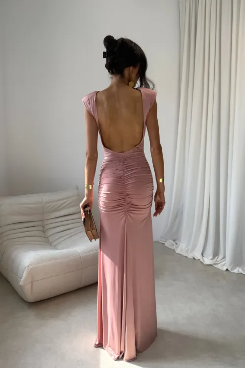 Aurelia - Elegantes Maxikleid mit Raffungen, tiefem Rückenausschnitt und Beinschlitz in Rosa