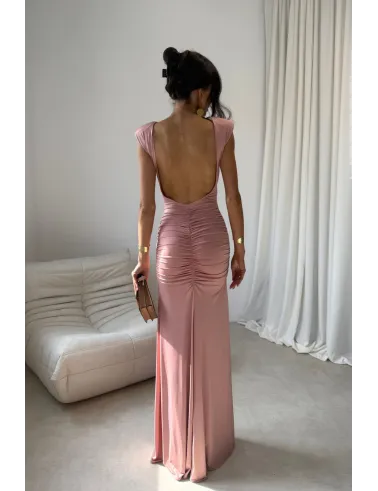 Aurelia – długa różowa sukienka z marszczeniem, odkrytymi plecami i rozcięciem | Roco Fashion
