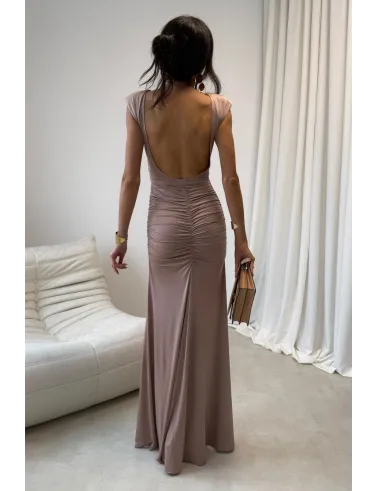 Aurelia – długa sukienka z marszczeniem, odkrytymi plecami i rozcięciem mokka | Roco Fashion