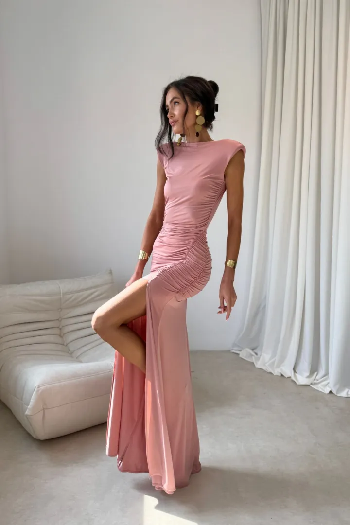 Aurelia - Elegantes Maxikleid mit Raffungen, tiefem Rückenausschnitt und Beinschlitz in Rosa